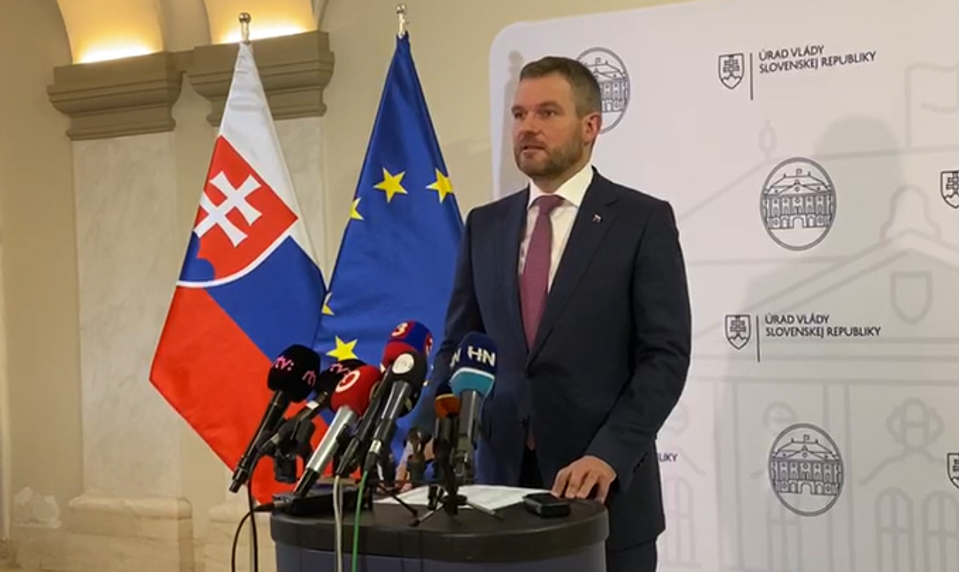 NAŽIVO: Premiér Pellegrini k aktuálnym informáciám o koronavíruse