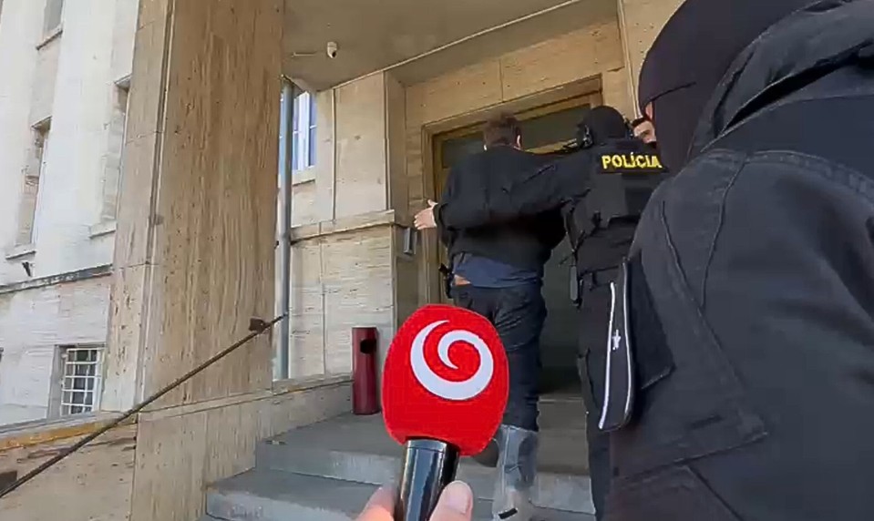 V byte našli mŕtvu dvojicu, ich syn skončil v putách. O jeho osude rozhodol súd