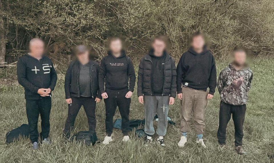 Polícia zadržala na hraniciach prevádzača. Na Slovensko chcel previesť desať Ukrajincov