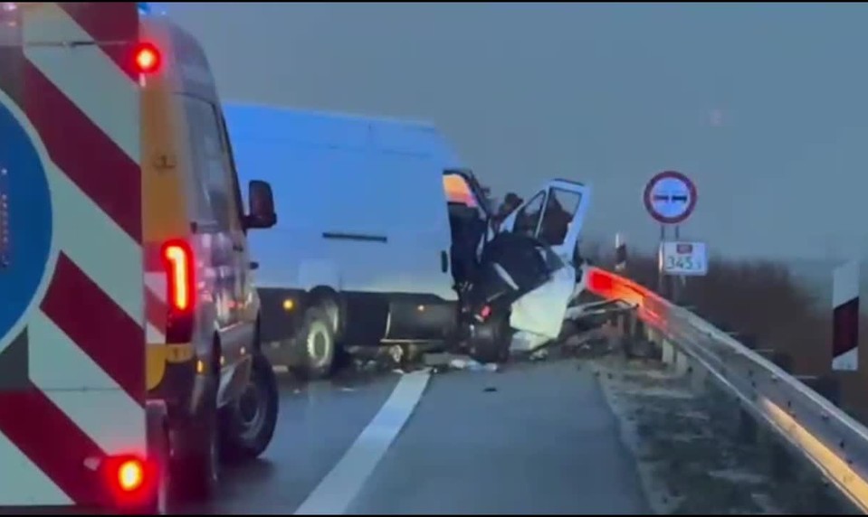 Tragédia na R2: Čelná zrážka osobného auta a dodávky si vyžiadala jeden život