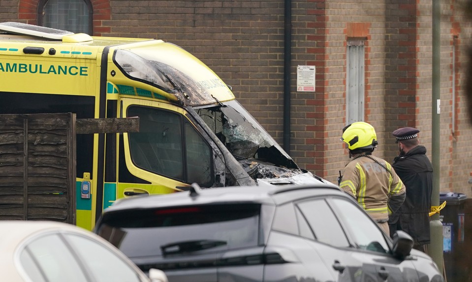 Štyri sanitky židovskej organizácie zničil požiar. Polícia hovorí o antisemitskom útoku