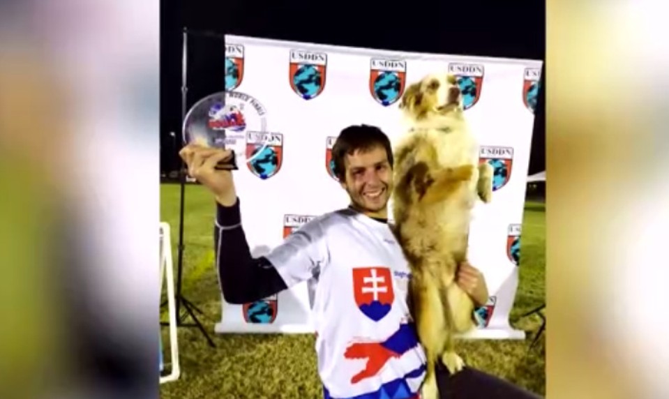 Obrovský úspech pre Slovensko! Kynológ Patrik so svojim psom v USA vybojovali medailu