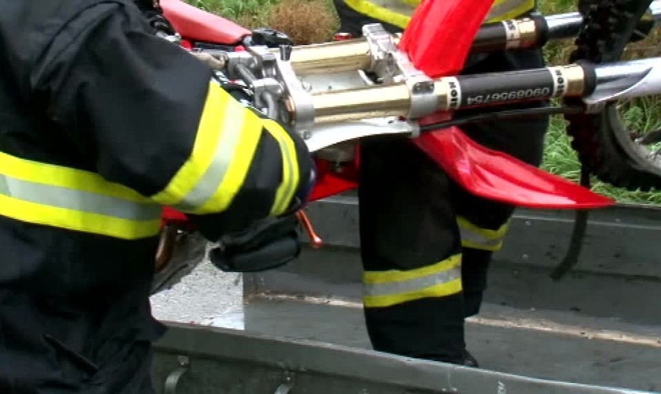 Motorkár narazil do zaparkovaného auta. Nehodu neprežil
