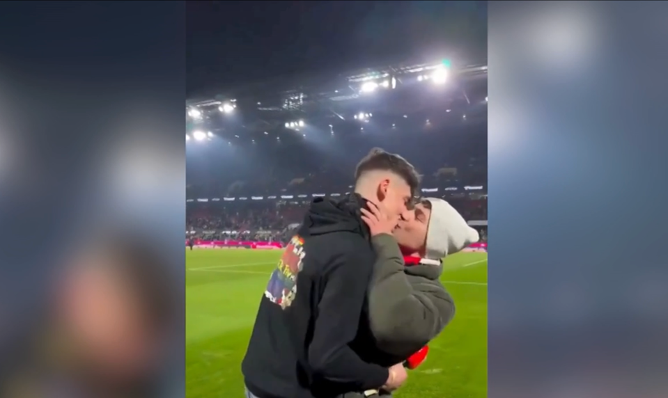 Rozhodca požiadal priateľa o ruku pred plným štadiónom. Neskôr ho napadli