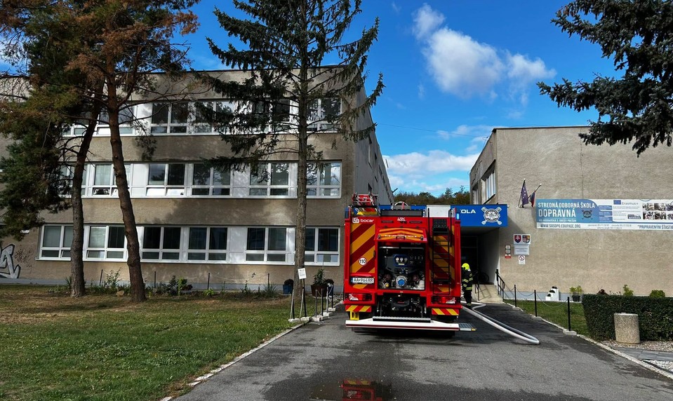 Požiar školy v Prešove: Plamene zachvátili strechu, žiakov museli evakuovať