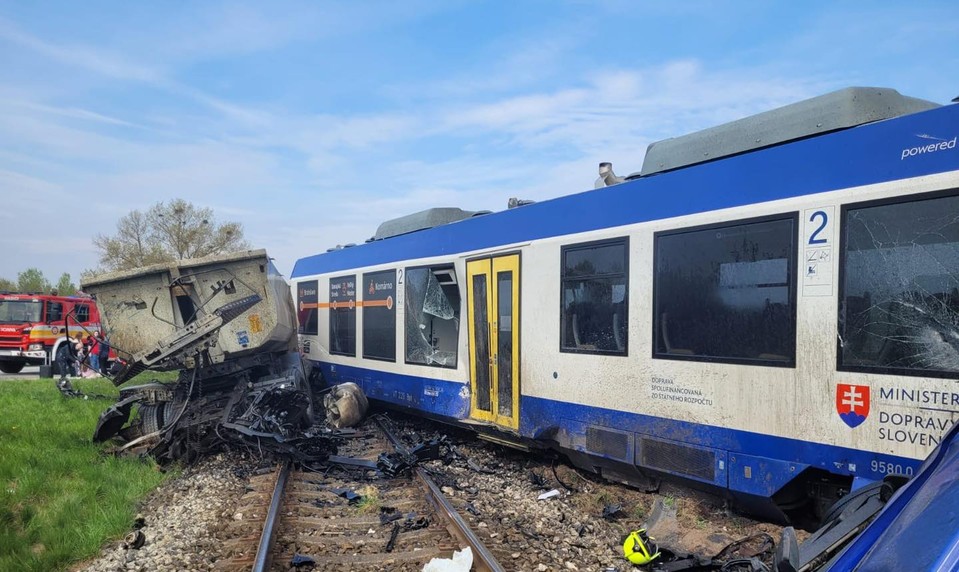 Ľudia ležali na zemi, bol to chaos: Cestujúci opísal sekundy po zrážke vlaku s kamiónom