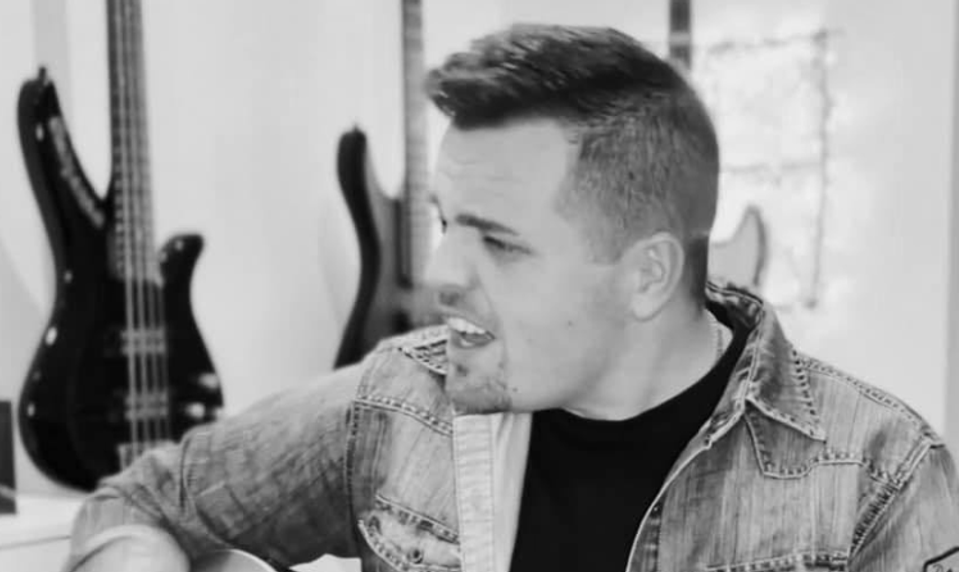 Pri autonehode na diaľnici zomrel len 33-ročný slovenský spevák! Predskakoval aj Elánu!