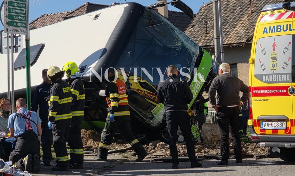Pri Dobrej Nive havaroval autobus s približne 16 ľuďmi, zasahoval aj vrtuľník