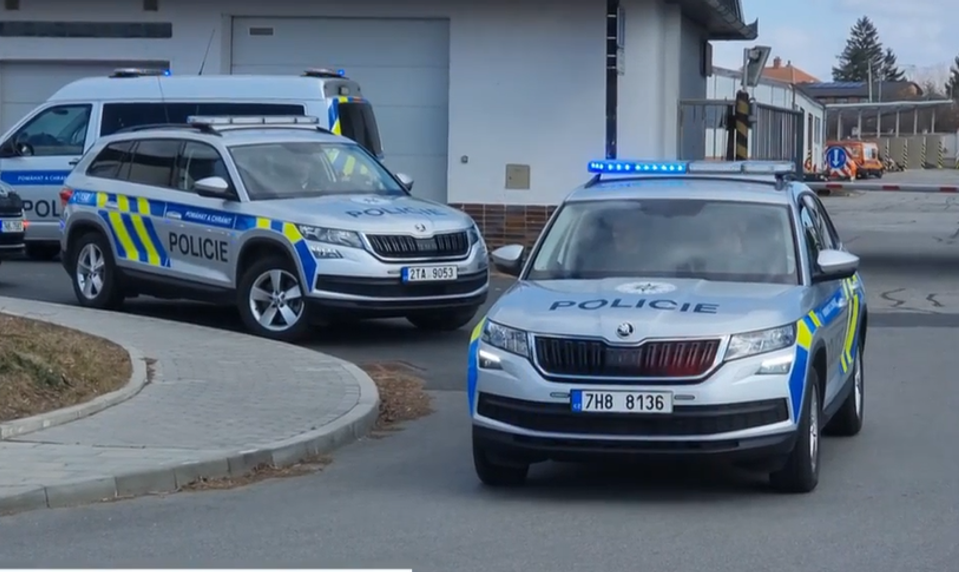 Polícia vypátrala chlapca zo Zlínska. Údajne ho uniesli a väznili na chate