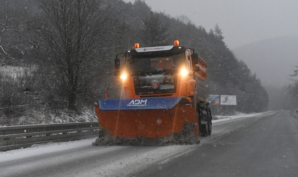 Soroška ostáva otvorená, no vietor láme stromy. Polícia apeluje na opatrnosť
