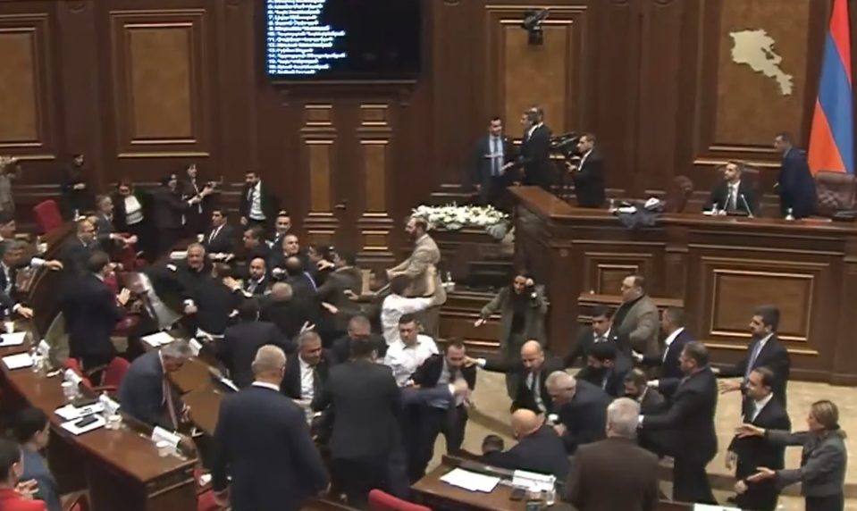 Arménsky parlament sa zmenil na ring. Poslanci sa pobili priamo pred kamerami