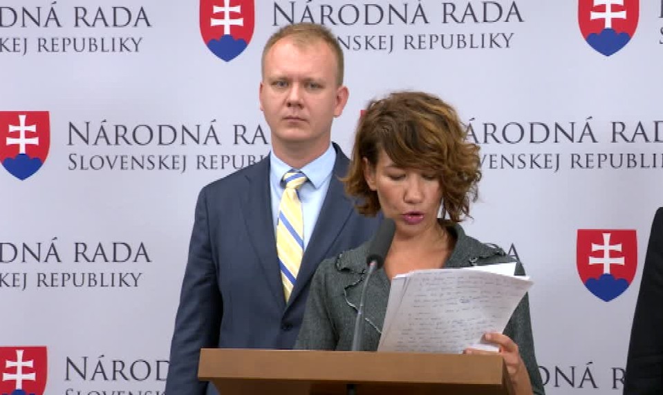 Tlačová konferencia opozície: NAKA tečie do topánok