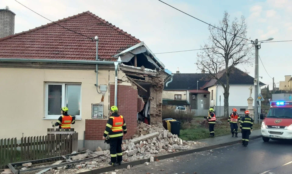 Zle zabrzdený autobus s cestujúcimi narazil do rodinného domu
