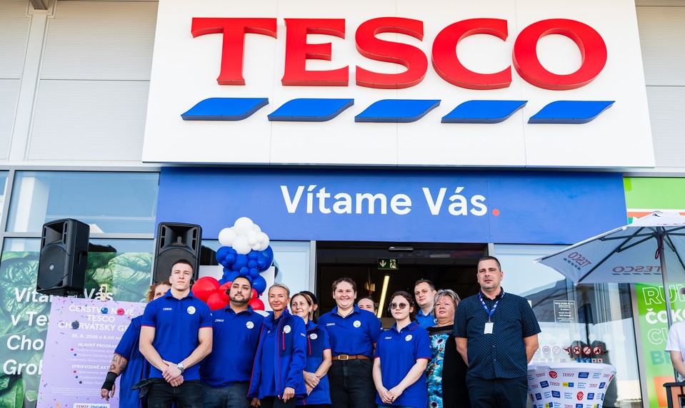 Tesco sa rozširuje a modernizuje od Oravy po juh: Otvára 2 nové predajne a Online Nákupy už pre 85 % Slovákov
