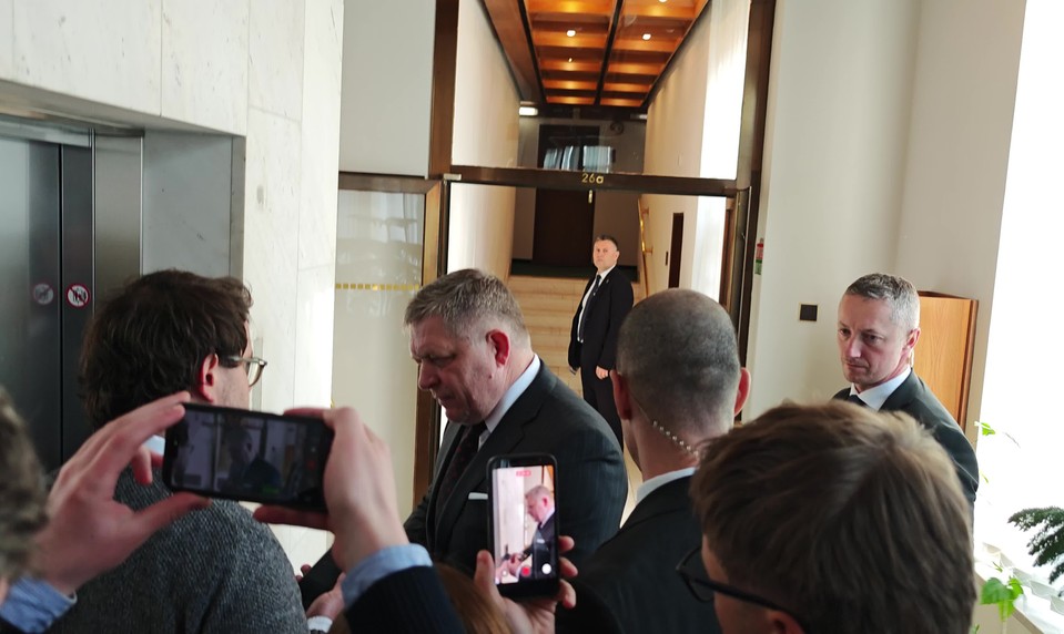 Fico neblokoval pôžičku pre Ukrajinu spolu s Orbánom. SNS neskrýva sklamanie