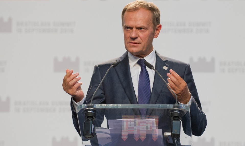 Poľský premiér Tusk ostro kritizuje stretnutie Nawrockého s Orbánom
