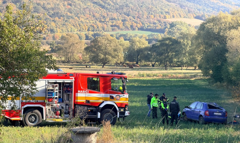 Bežec našiel v poli prevrátené auto. Vodič bol bez známok života