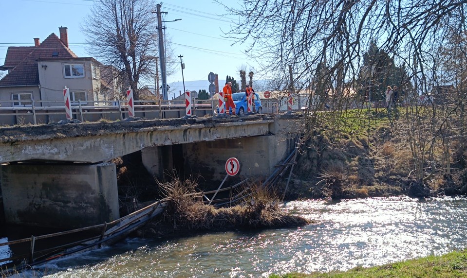 Nebezpečný incident v Opatovciach nad Nitrou: Zábradlie na moste sa zrútilo do rieky