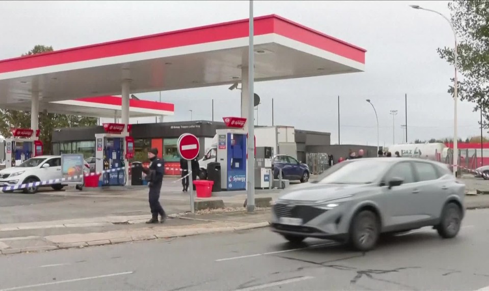 Po streľbe na predmestí Paríža zadržali ďalších troch ľudí. Medzi nimi sú príbuzní a priatelia útočníka