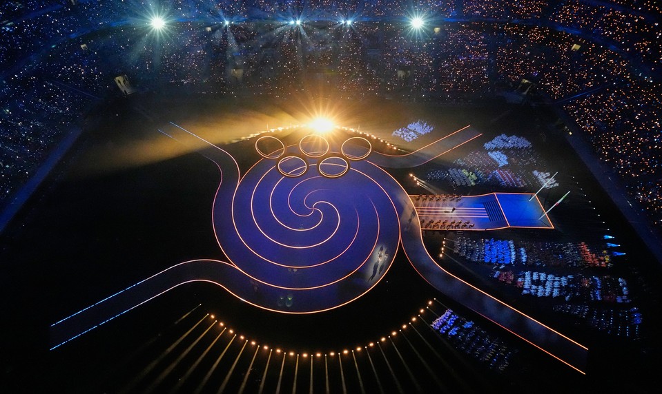 Olympijský oheň horí, zapálili ho legendárni lyžiari