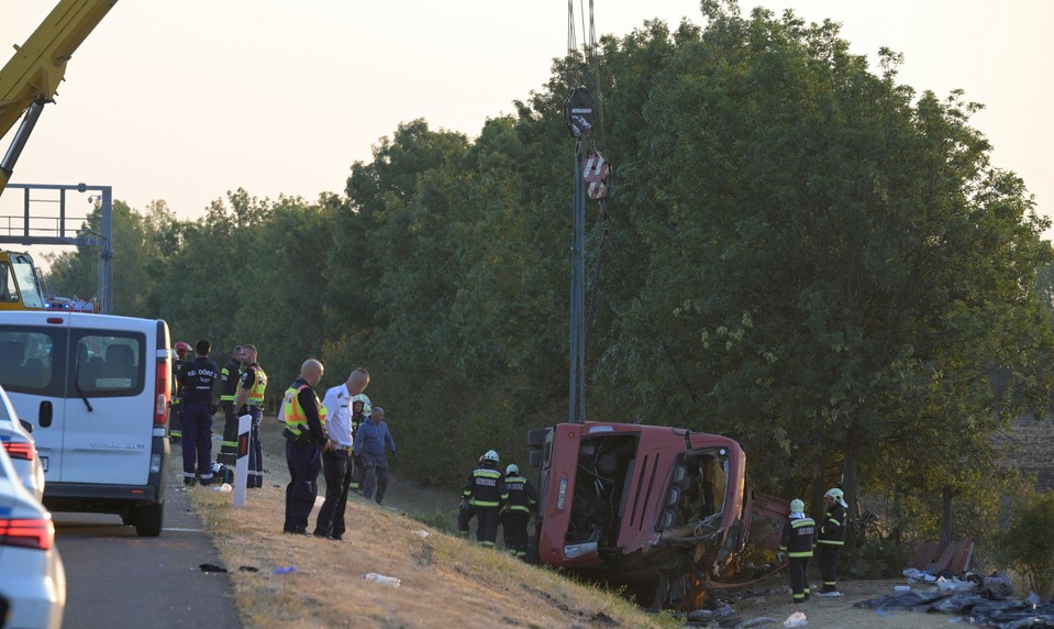 Na maďarskej diaľnici sa prevrátil poľský autobus, nehodu neprežilo 12 ľudí