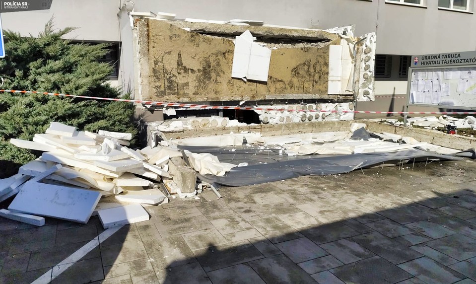 V Komárne sa zrútila časť strechy klientskeho centra, jeden človek zahynul