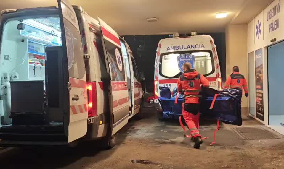 Pád dvojice z tretieho poschodia: Mladý muž a jeho družka skončili v nemocnici