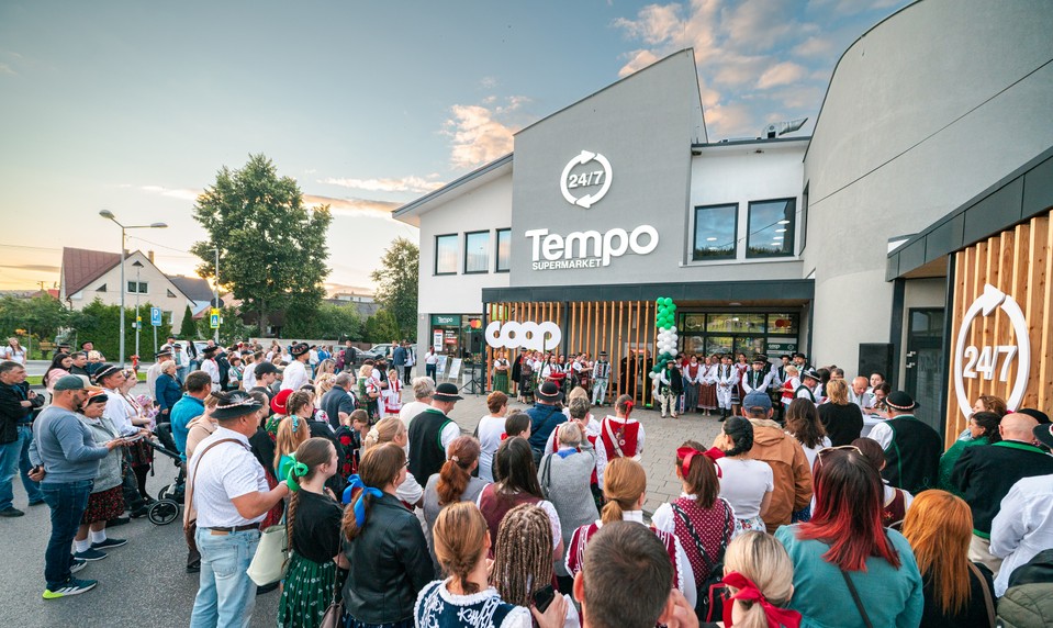 Goralské kroje zaplnili najväčšiu nonstop predajňu COOP Jednota Tempo SUPERMARKET 24/7 na Slovensku. V Zákamennom vznikol prvý COOP rekord