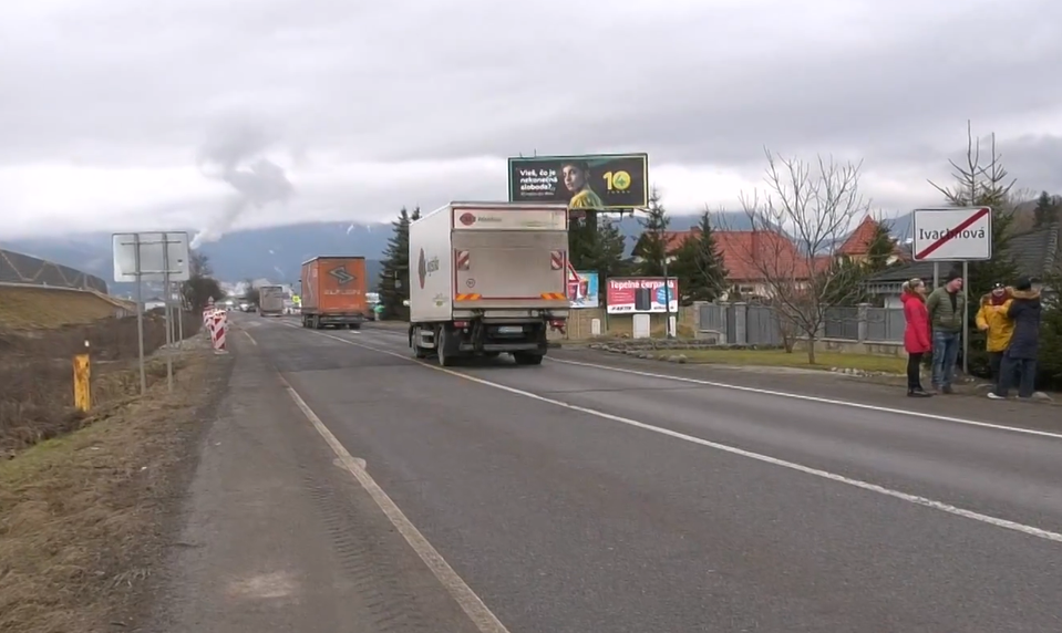 Denne tisícky áut a hluk: Riešením má byť presunutie značky za obec