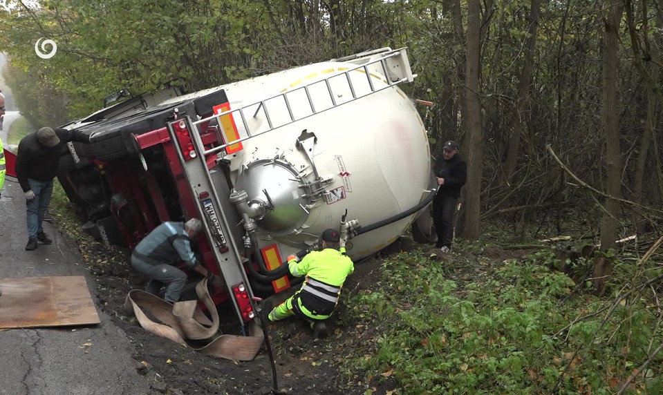 Kamión plný piesku skončil v priekope. Jeho vyťahovanie trvalo päť hodín