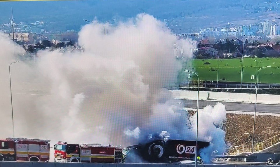 Obmedzená doprava na D4. Pojazdné štúdio JOJ 24 zachvátil požiar