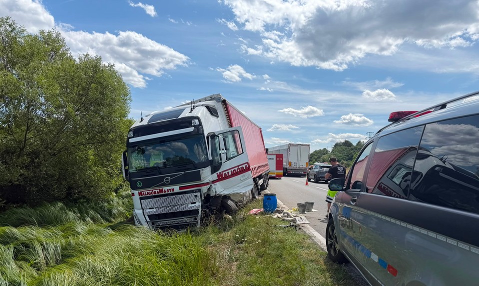 Nehoda pri Krupine uzavrela hlavnú cestu. Zrazil sa kamión s dvomi autami