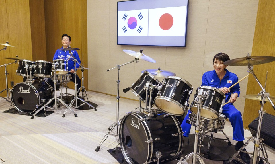 Japonská premiérka a juhokórejský prezident zakončili stretnutie spoločnou hrou na bicie