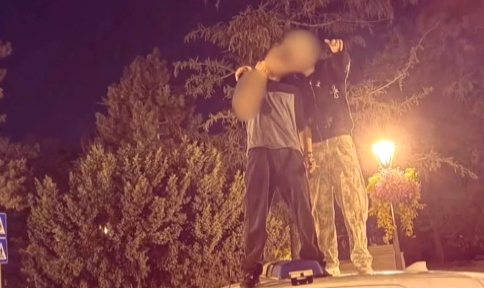 Vandali si v Trnave zapózovali na policajnom aute. Zostala po nich poškodená strecha