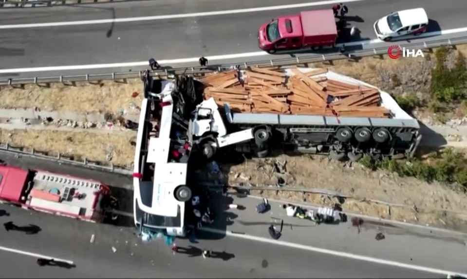 VIDEO: Po tragickej zrážke autobusu s kamiónom sú desiatky obetí a zranených