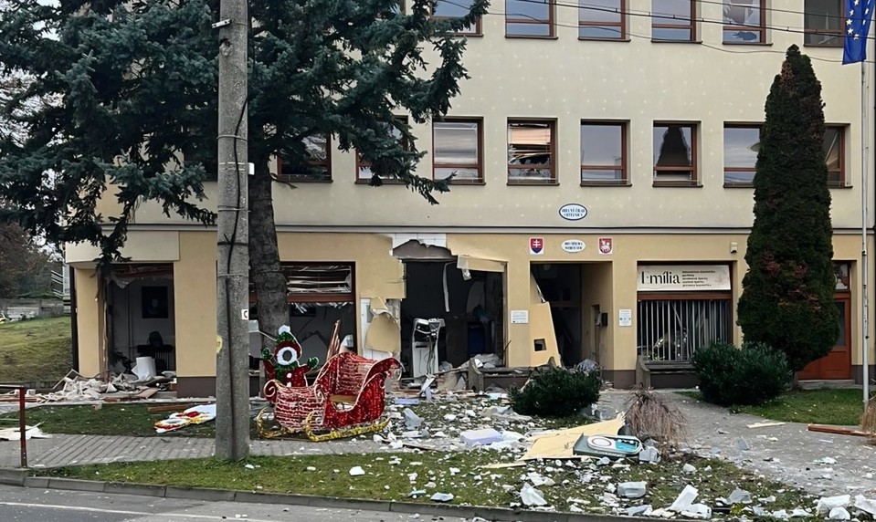Silný výbuch rozmetal bankomat aj poškodil obecný úrad. Polícia pátra po páchateľovi
