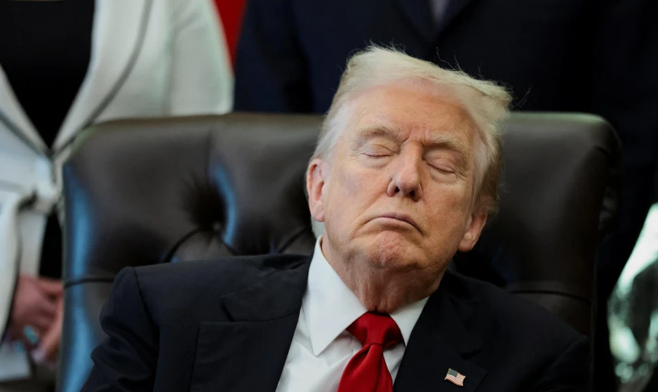 Trump si zdriemol počas tlačovej konferencie v Oválnej pracovni