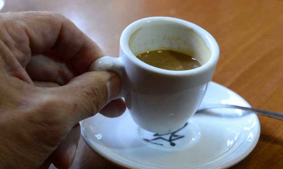 Chcela ísť na toaletu, skončila pri krádeži kávy. Bizarný prípad rieši polícia