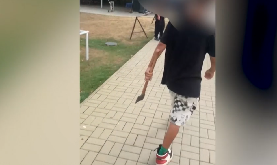 Mladík, ktorý sa študentovi vyhrážal útokom sekerou, zostáva vo väzbe