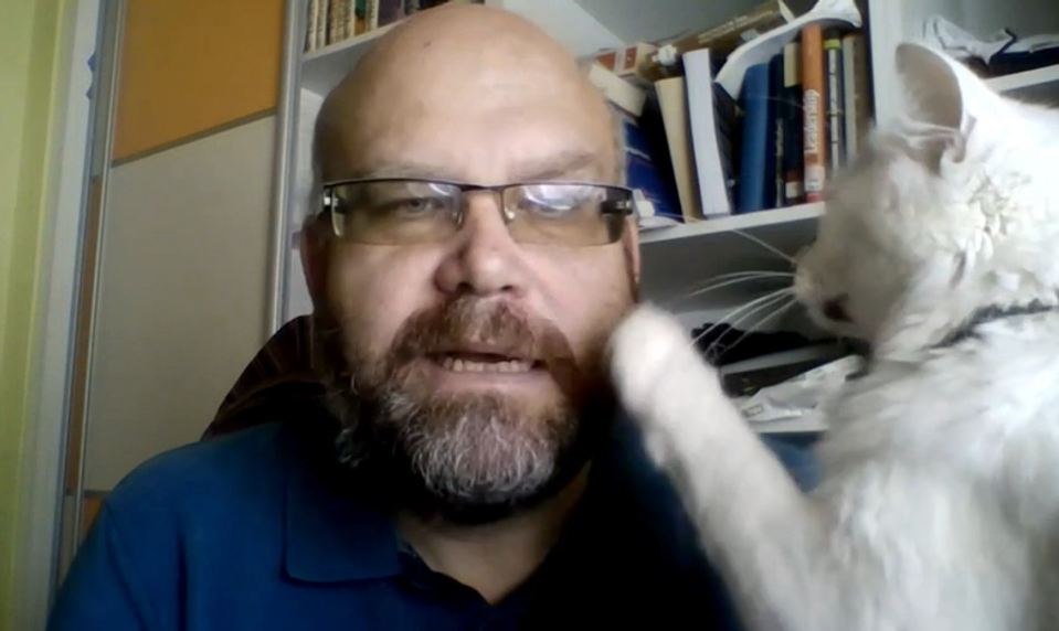 Počas rozhovoru v Štúdiu 24 sa na kamere ukázal nečakaný hosť. Rozkošná mačička chcela pozornosť