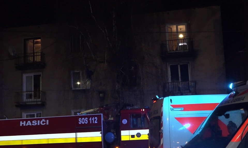 Hasiči zasahovali pri požiari trafostanice v Karlovej Vsi