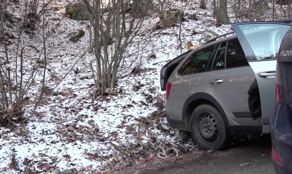 Auto zrejme po šmyku narazilo do 16-ročného chodca a pritlačilo ho o svah