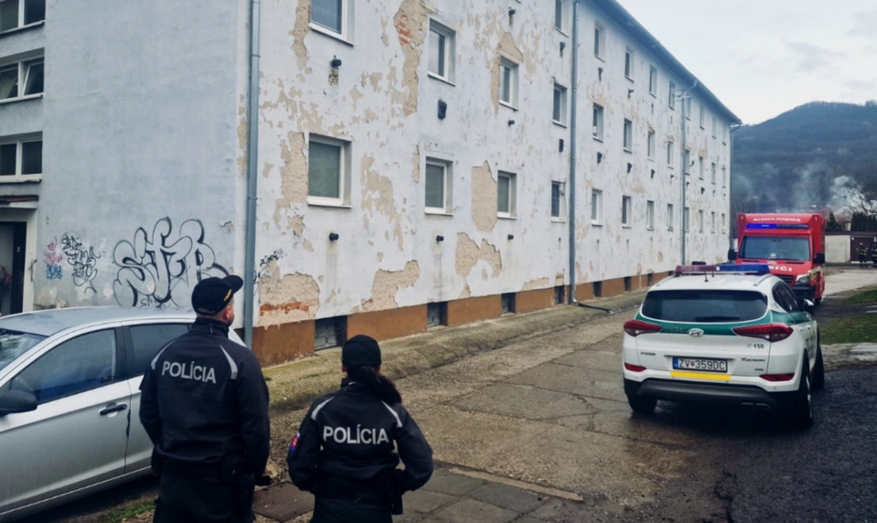 Nebezpečný únik plynov: Bytovku evakuovali, zasahujú hasiči aj polícia