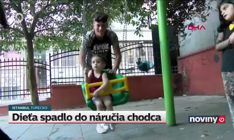 Dieťa spadlo do náručia chodca
