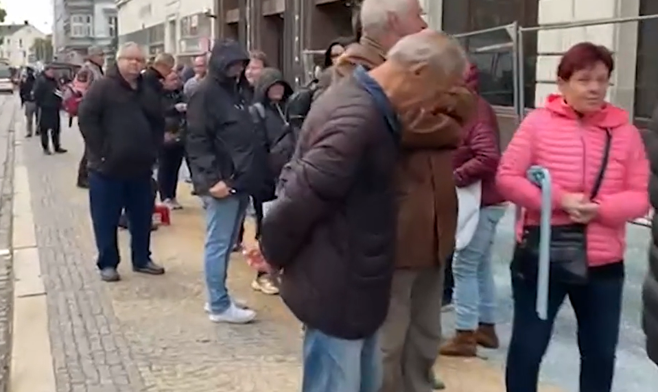 Výročná päťtisícovka vyvolala v Česku nákupnú horúčku. Pred pobočkami ČNB nocovali stovky ľudí