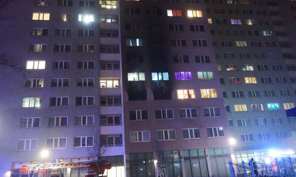 Výškový dom zachvátil požiar, záchranári vynášali deti v bezvedomí. Jedno z nich zomrelo