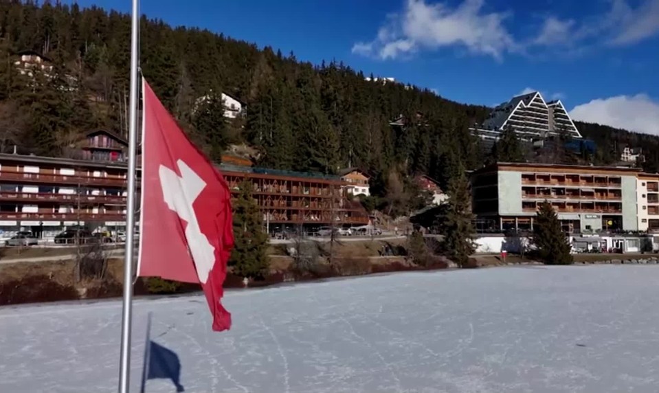 Strop baru zachvátil požiar, zábava však pokračovala. Prečo hostia v Crans-Montane neutekali?