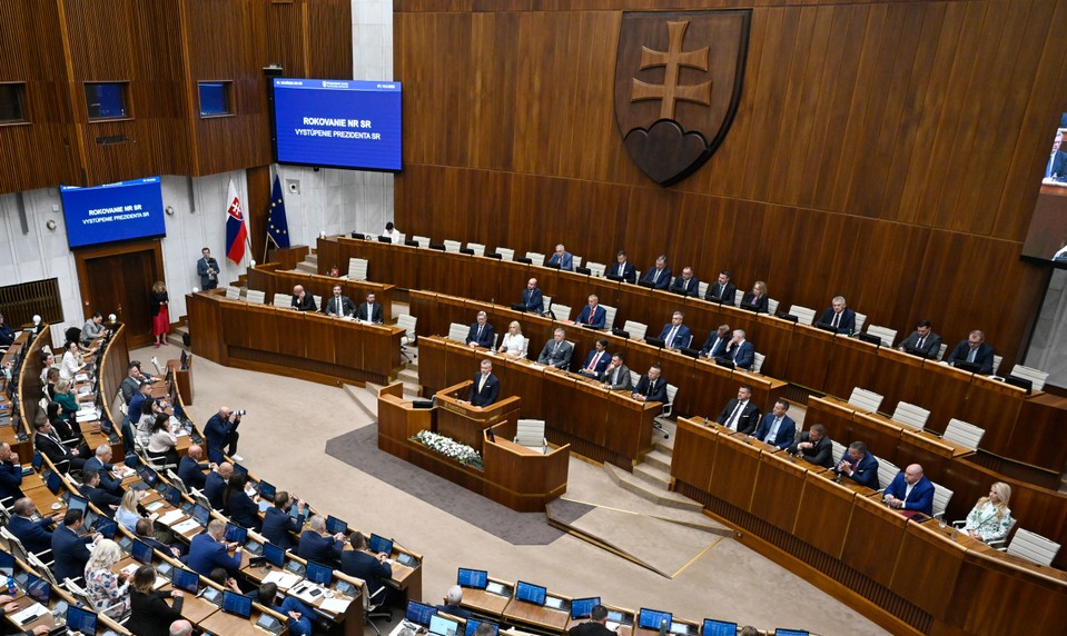 Poslanci schválili vyslanie vojakov na východné krídlo NATO. Za hlasovala aj opozícia