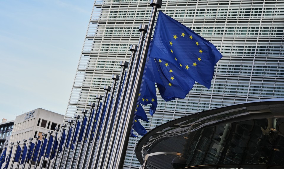 Európa uvoľňuje opraty umelej inteligencii? Brusel pod tlakom USA zvažuje ústupky v kľúčovom zákone