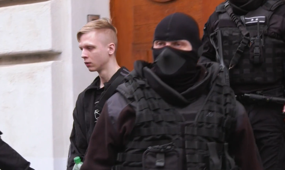 Študent obvinený z útoku na gymnáziu zostáva vo väzbe, sudca mu žiadosť opäť zamietol